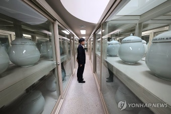 무명용사 봉안관 살펴보는 채일 국방홍보원장