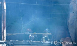 인명 수색하는 소방대원들