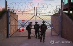 통문 잠그는 해병대원