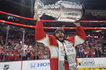 '역스윕' 기적은 없었다…플로리다, 창단 첫 NHL 스탠리컵 우승