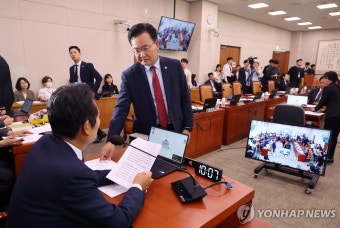 논의하는 정청래 법사위원장과 국민의힘 유상범 의원