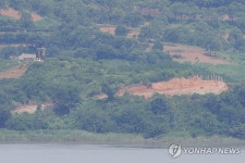 철책 기둥 세워진 임진강변