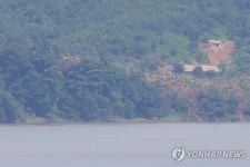 철책 기둥 세워진 임진강변