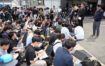 공식 사과문 낭독하는 박순관 에스코넥 대표