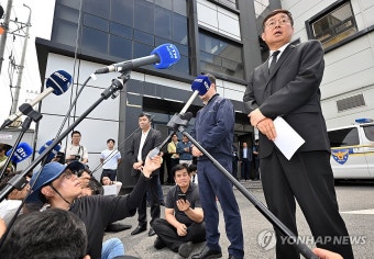공식 사과문 낭독하는 박순관 에스코넥 대표