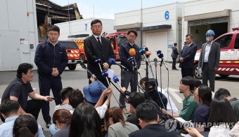 취재진 질문 듣는 박순관 에스코넥 대표