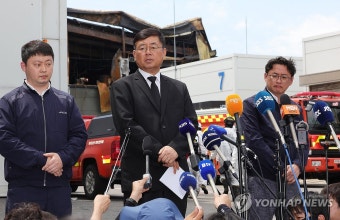 취재진 질문 듣는 박순관 에스코넥 대표