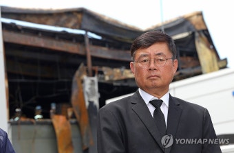 취재진 질문 듣는 박순관 에스코넥 대표