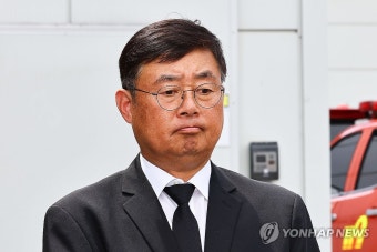 취재진 질문 듣는 박순관 에스코넥 대표