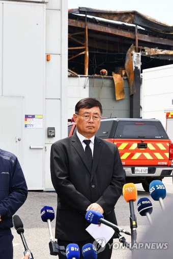 취재진 질문 듣는 박순관 에스코넥 대표
