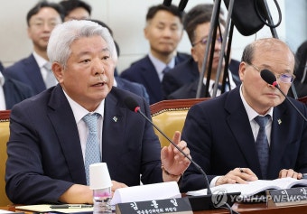 답변하는 김홍일 방통위원장