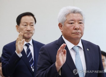 선서하는 김홍일 방통위원장(오른쪽)과 류희림 방심위원장