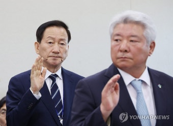 선서하는 김홍일 방통위원장(오른쪽)과 류희림 방심위원장
