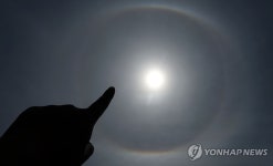 [사진톡톡] 발걸음 멈추게 하는 창원 하늘 햇무리