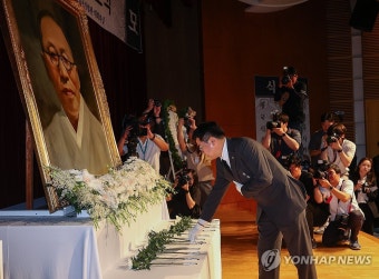 헌화하는 박찬대 당대표 직무대행 겸 원내대표