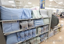 대형마트 진열된 냉감 이불