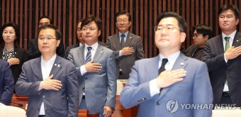 의원총회 참석한 박찬대 당대표 직무대행 겸 원내대표와 이재명 전대표