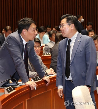 의원총회 참석한 박찬대 당대표 직무대행 겸 원내대표