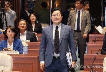 의원총회 입장하는 박찬대 당대표 직무대행 겸 원내대표