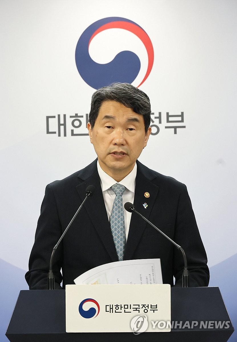이주호 부총리, 의대 학사 정상화 비상 대책 발표: 의대생들 휴학 승인, 복귀 촉구, 동맹휴학 제외
