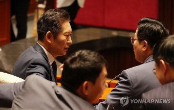 대화하는 박찬대 당대표 직무대행 겸 원내대표와 정정래 의원