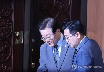 이재명 '박찬대 직무대행과 대화하며'