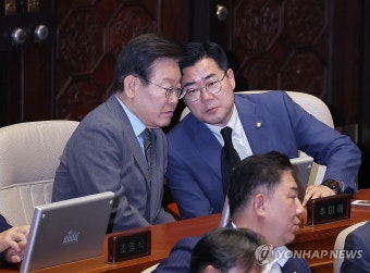 대화하는 이재명 전 대표와 박찬대 직무대행
