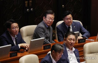 본회의 참석한 이재명 전 대표와 박찬대 직무대행