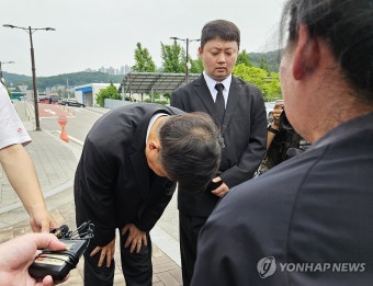 고개 숙인 박순관 에스코넥 대표