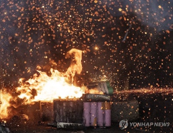 열폭주 일으키며 폭발하는 리튬 배터리