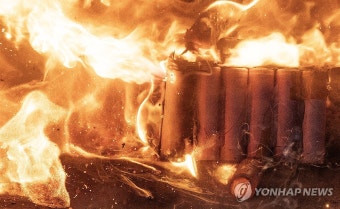 열폭주 일으키며 폭발하는 리튬 배터리