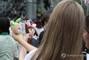 도쿄돔서 뉴진스 굿즈 사진 찍는 사람들