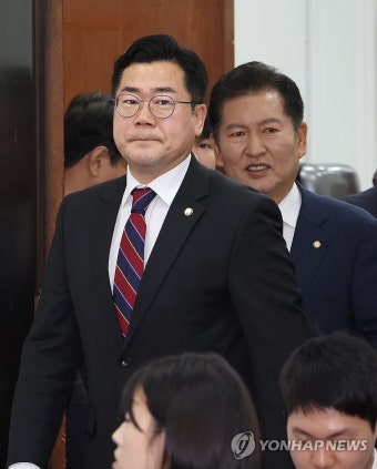 최고위원회의 입장하는 박찬대 당대표 직무대행 겸 원내대표