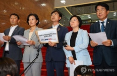 與 野김현, 방통위 직원에 고성·압박…국민 앞에 사죄해야