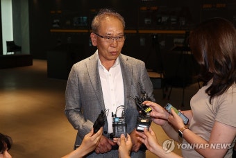취재진 질문 답하는 임정혁 올특위 공동위원장