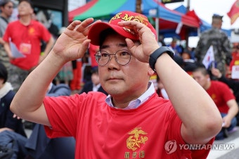 해병대 모자 쓰는 박찬대 당대표 직무대행 겸 원내대표