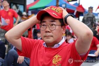해병대 모자 쓰는 박찬대 당대표 직무대행 겸 원내대표