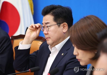 안경 올려쓰는 박찬대 대표 직무대행 겸 원내대표