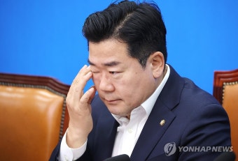 눈가 만지는 박찬대 대표 직무대행 겸 원내대표