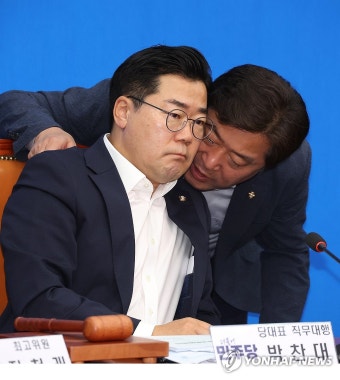 얘기 듣는 박찬대 대표 직무대행 겸 원내대표
