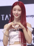 손 하트 만드는 스테이씨 수민