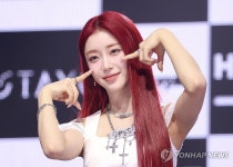 포즈 취하는 스테이씨 수민