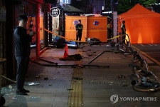 파편 흩어진 인도…서울 시청역 교차로서 대형 교통사고