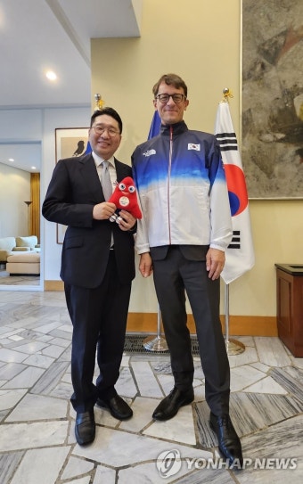 이상현 파리올림픽 한국 선수단 부단장, 주한프랑스 대사와 기념 촬영