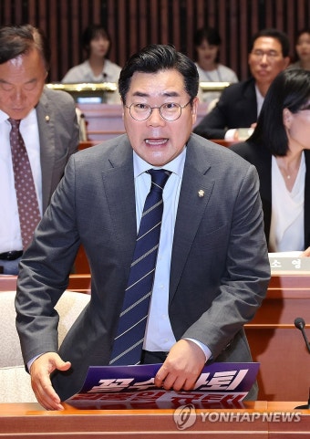 의원총회 입장하는 박찬대 당대표 직무대행 겸 원내대표
