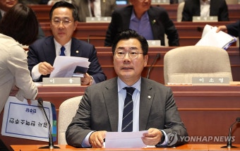 의원총회 입장하는 박찬대 당대표 직무대행 겸 원내대표