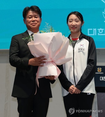 취임 축하 꽃다발 받는 신명주 대한사격연맹 회장