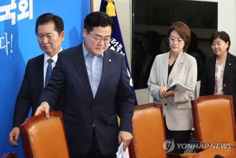 최고위원회의 입장하는 박찬대 당대표 직무대행 겸 원내대표