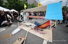 한우 반납 투쟁 축사 모형 부수는 퍼포먼스