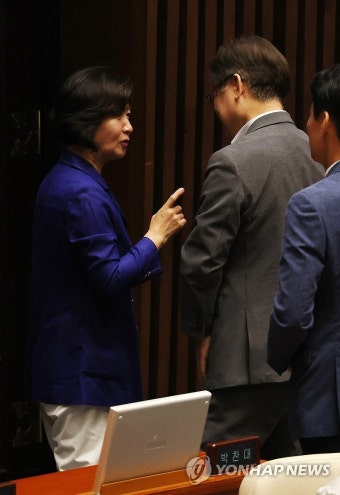 추미애 의원과 대화하는 이재명 전 대표